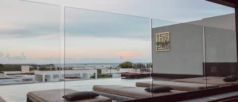 Piscine extérieure, chaises longues