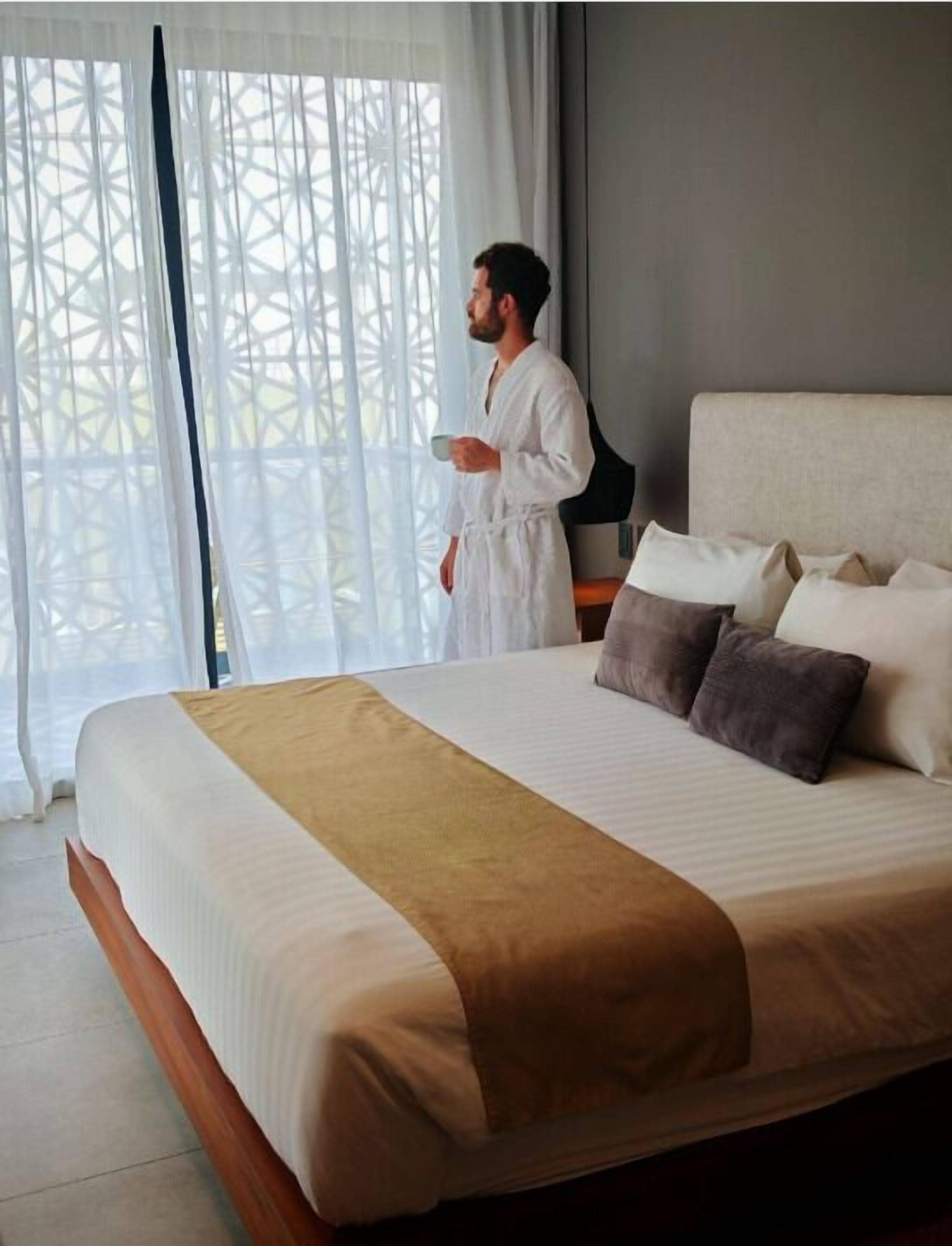 Suite with Balcony | เครื่องนอนระดับพรีเมียม, ตู้นิรภัยในห้องพัก, เตารีด/โต๊ะรีดผ้า