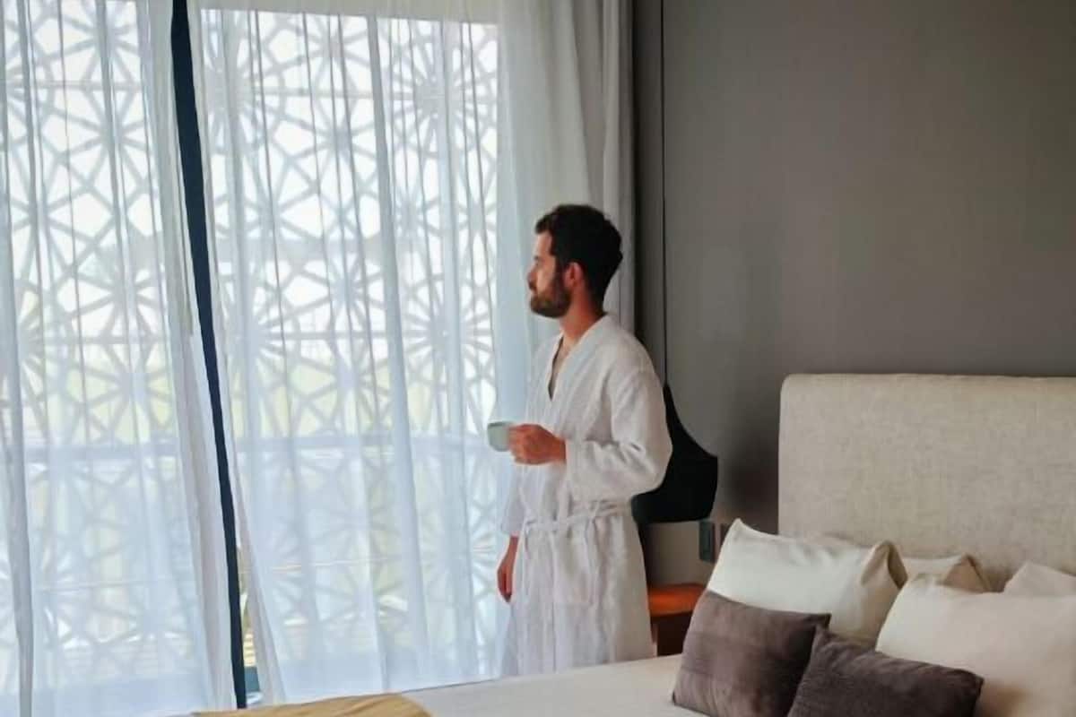 Suite with Balcony | Ropa de cama de alta calidad y caja fuerte