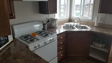 Standard Cottage, 1 Bedroom, Private Bathroom, Marina View | Private kitchen