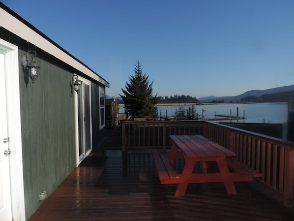 Standaard cottage, 1 queensize bed met slaapbank, privébadkamer, uitzicht op jachthaven | Uitzicht vanaf balkon