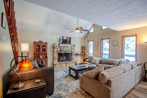 Een smart-tv, een open haard en een dvd-speler