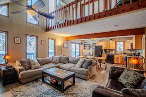 Een smart-tv, een open haard en een dvd-speler