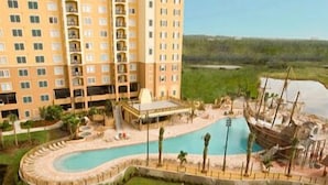 Un hotel moderno con piscina y un pecio.