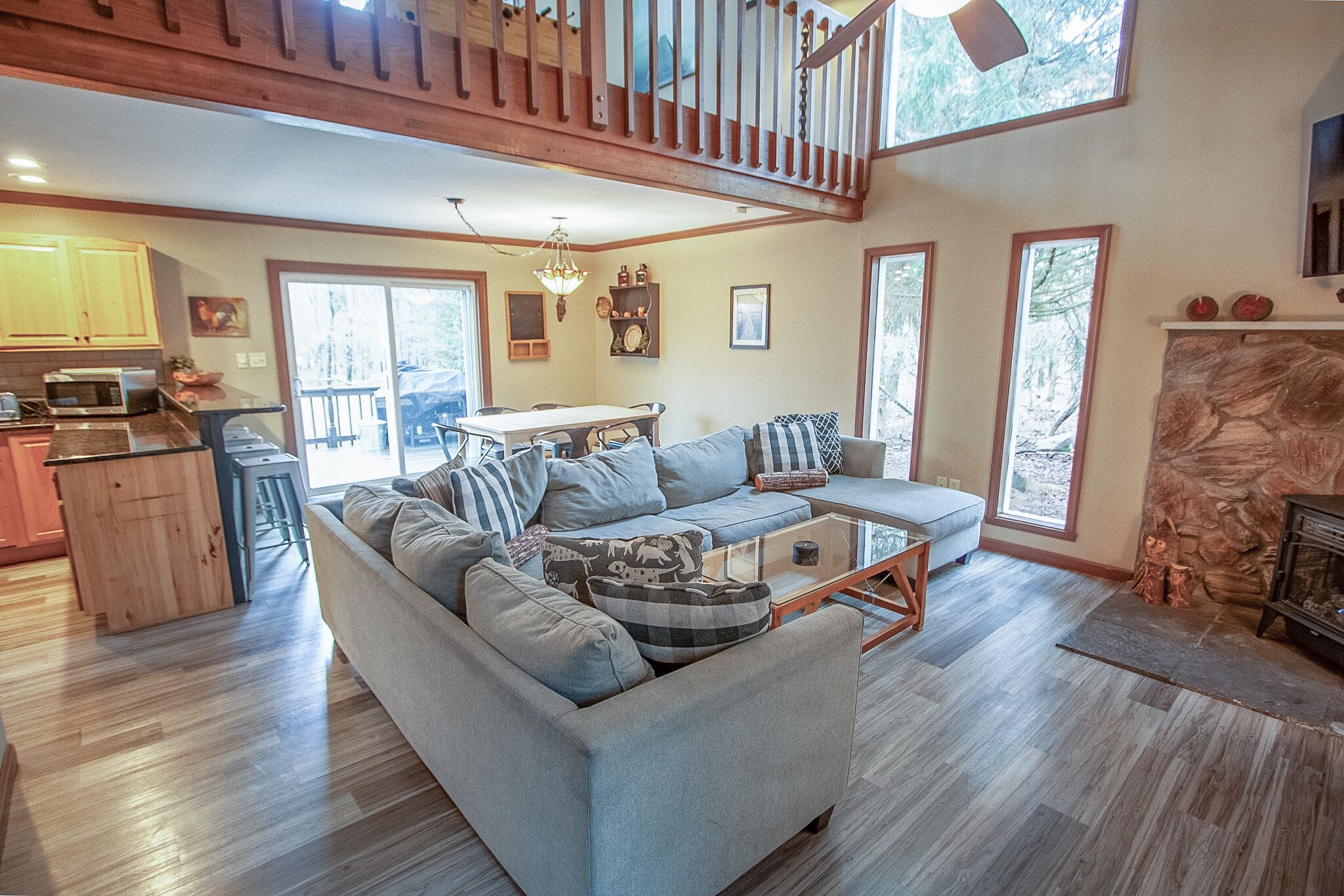 Smart-tv, een open haard, videospelletjes en tafelvoetbal