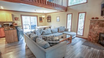 Smart-tv, een open haard, videospelletjes en tafelvoetbal