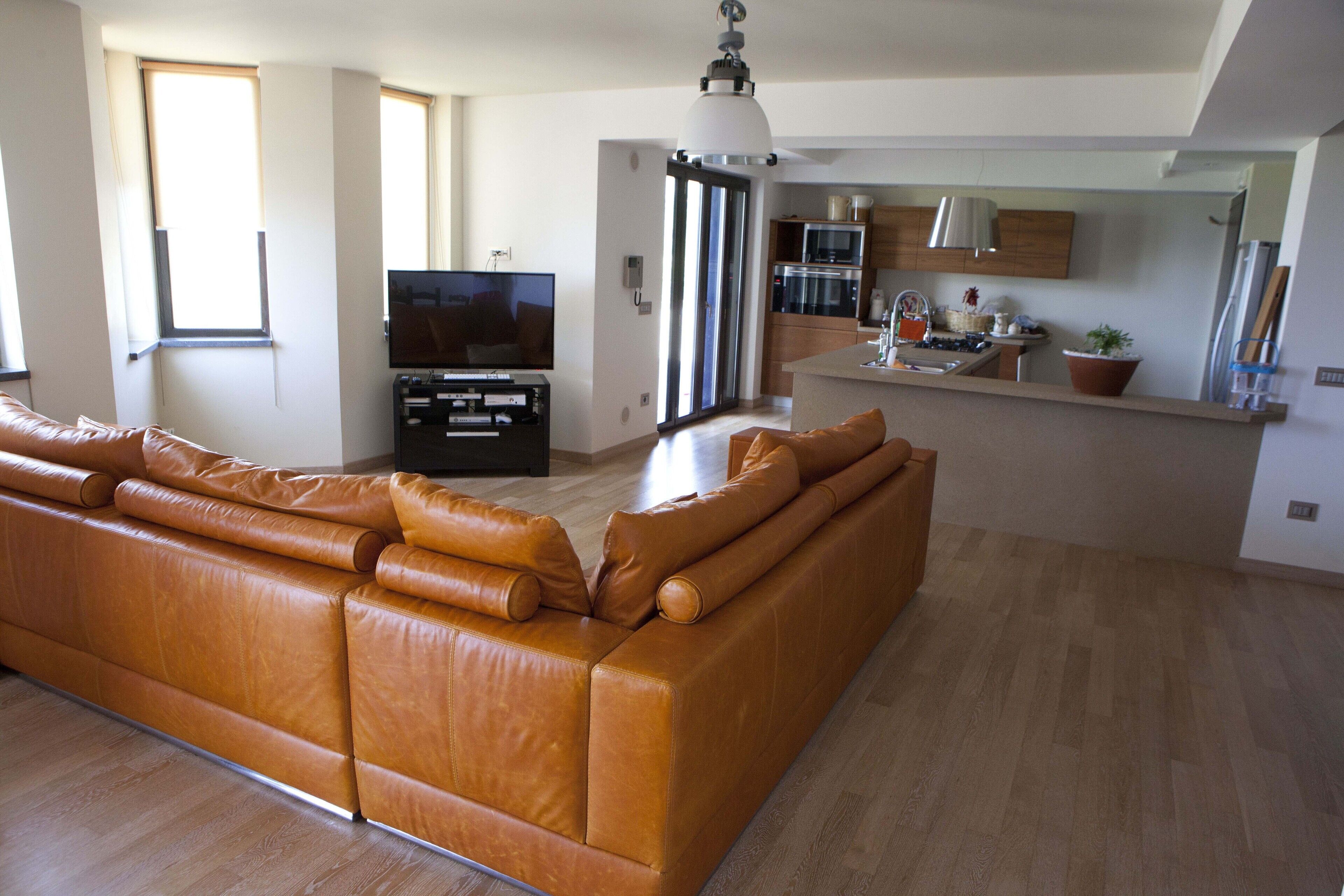 Télévision à écran plat, cheminée, lecteur de DVD