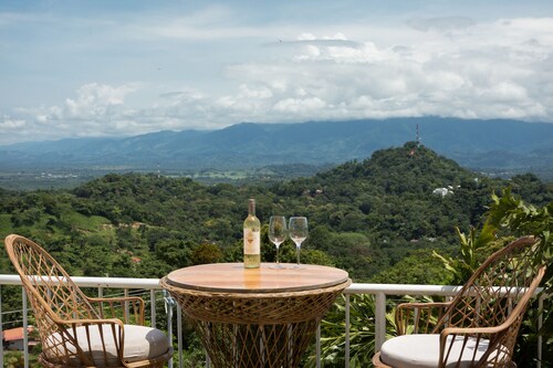 6 Bdr Villa / Rooftop with amazing views/ Centrally Located