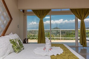 6 bedrooms, iron/ironing board, WiFi, bed sheets