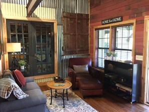 Televisio, pöytätennispöytä, kirjoja