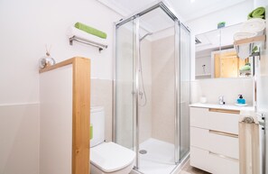 Combined shower/bathtub, hair dryer, towels, soap