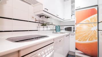 Een koelkast, een microgolfoven, een oven, een kookplaat