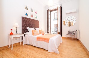 2 dormitorios, tabla de planchar con plancha, cuna de viaje