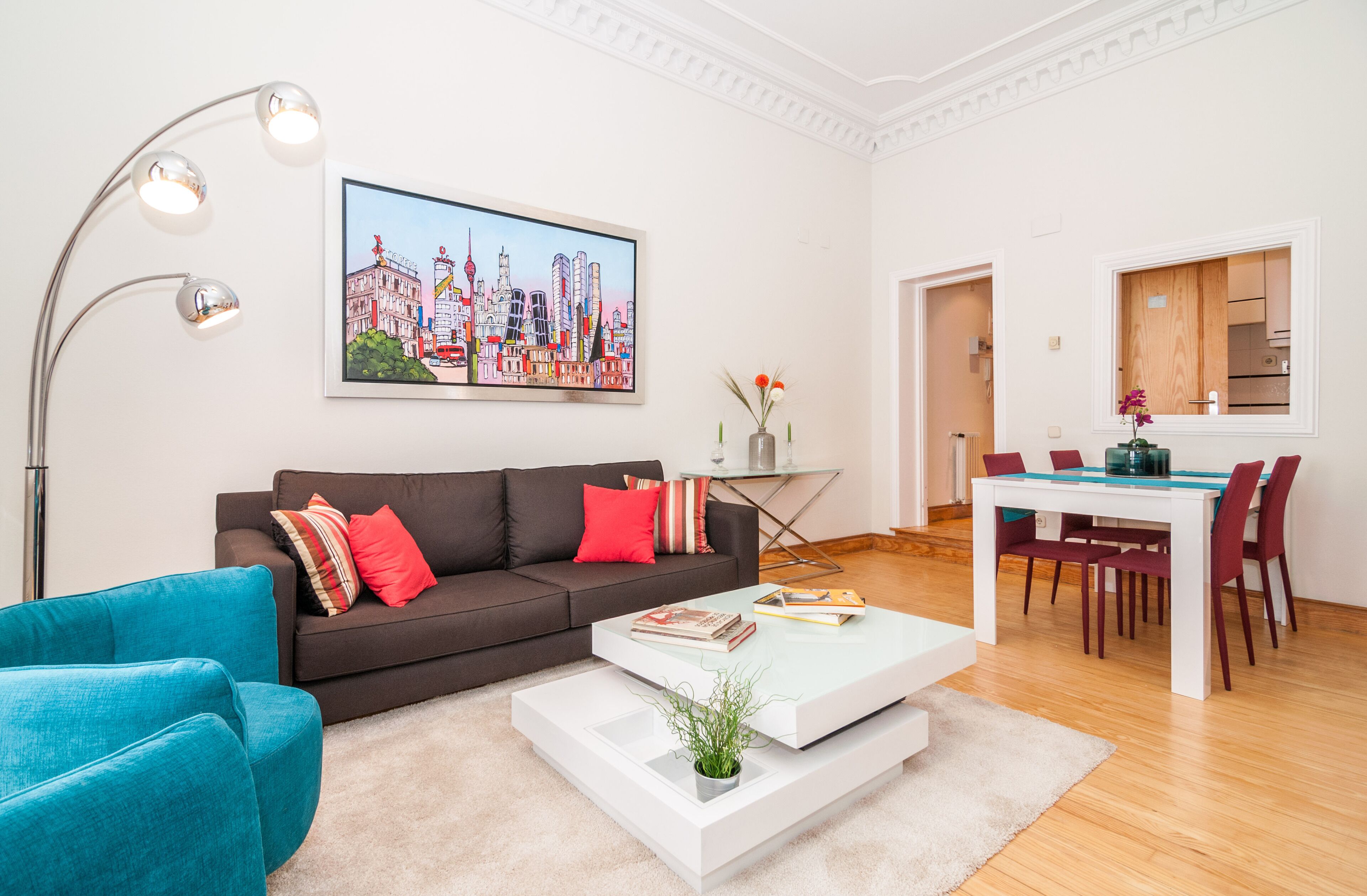 Een smart-tv en boeken