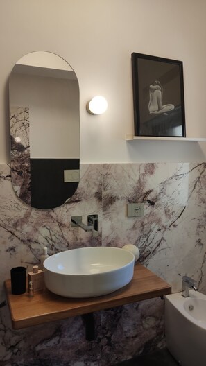 Douche, sèche-cheveux, bidet, serviettes fournies