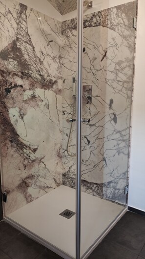 Dusche, Haartrockner, Bidet, Handtücher