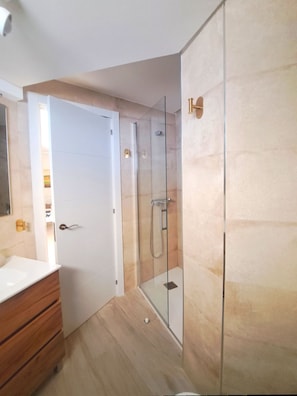 Duschwanne, Haartrockner, Bidet, Handtücher