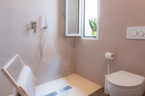 Dusche, Haartrockner, Bidet, Handtücher