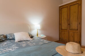 2 habitaciones, tabla de planchar con plancha y cuna de viaje