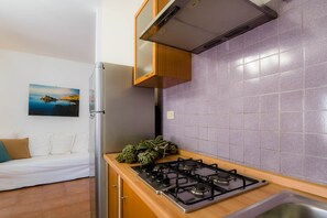 Kühlschrank, Herdplatte, Wasserkocher mit Kaffee-/Teezubehör, Toaster