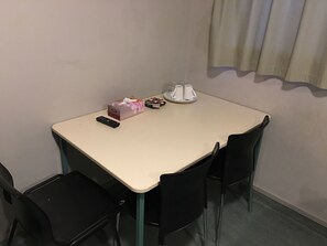 Economy Triple Room, 1 Bedroom | In-room dining - Manukau City Lodge (Auckland)