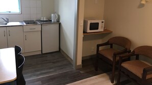 Suite | Private kitchen | Fridge, microwave, electric kettle - Manukau City Lodge (Auckland)