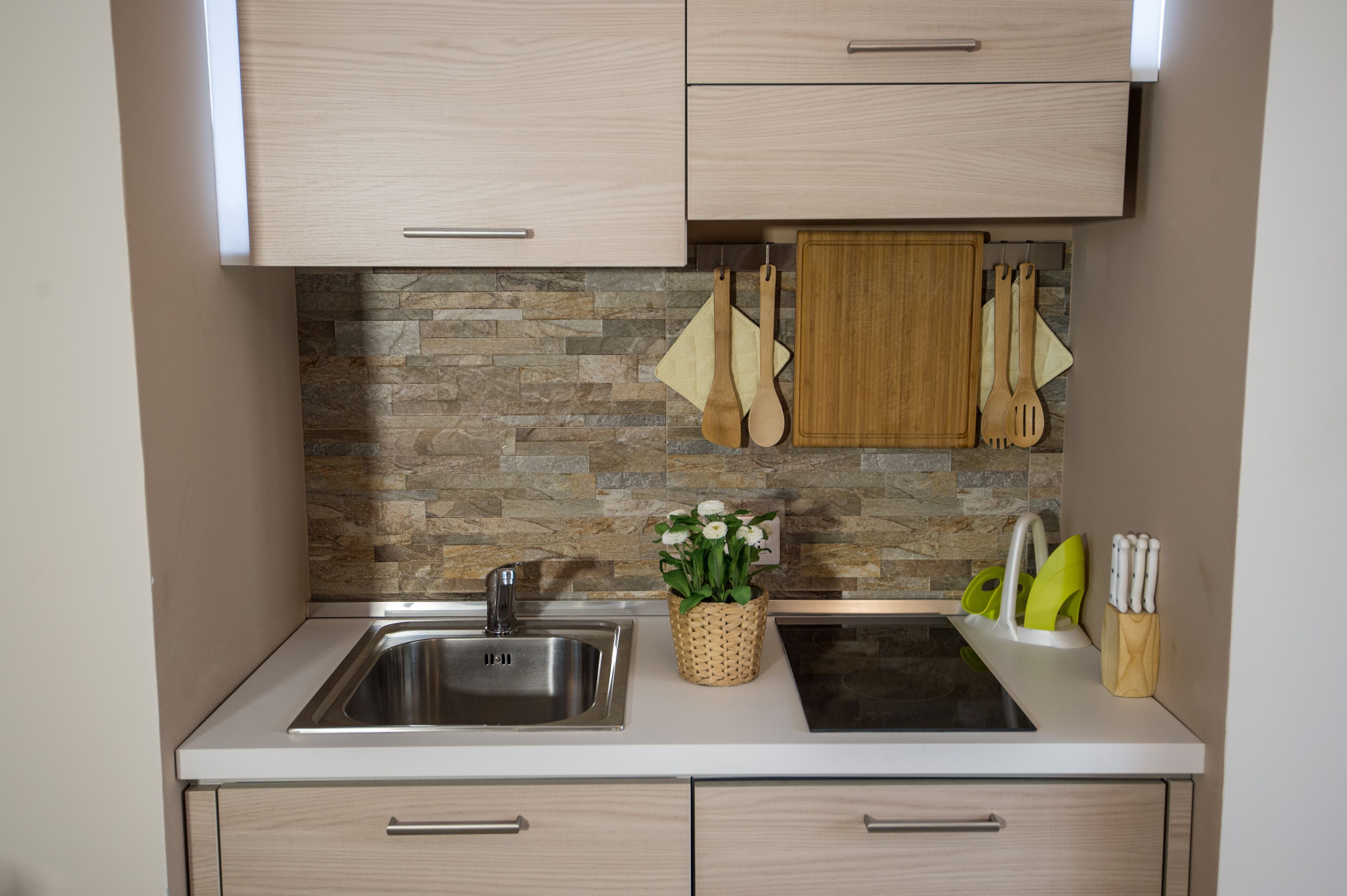Kühlschrank, Herdplatte, Wasserkocher mit Kaffee-/Teezubehör, Toaster