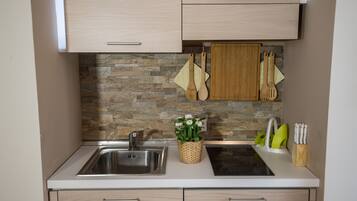 Fridge, stovetop, coffee/tea maker, toaster