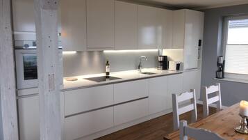 Fridge, oven, stovetop, dishwasher