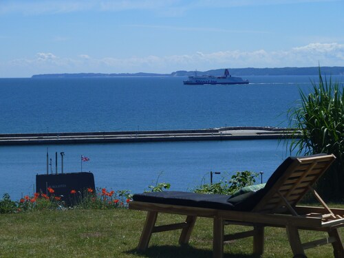 Panoramic view to the sea, small garden, quiet and still central location