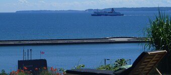 Panoramic view to the sea, small garden, quiet and still central location