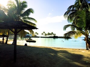 På stranden