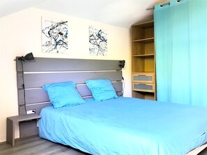 1 Schlafzimmer, Zimmersafe, Schreibtisch, Bügeleisen/Bügelbrett