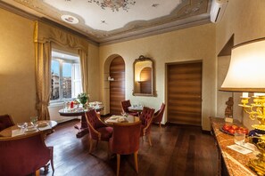 Dining - Prestigious Apartment Piazza Navona - Campo de' Fiori - Holiday in Rome (Roma)