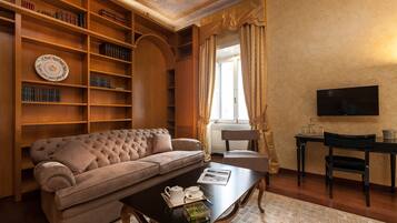 Smart TV, caminetto, libri