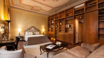 3 camere, una scrivania, postazione laptop, ferro/asse da stiro