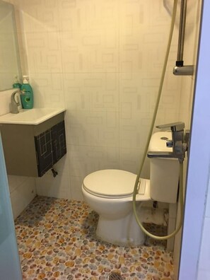 Dusche, kostenlose Toilettenartikel, Haartrockner, Hausschuhe