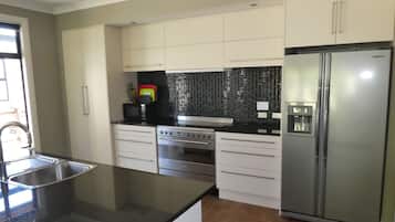 House, 4 Bedrooms | Private kitchen | Full-size fridge, microwave, oven, stovetop