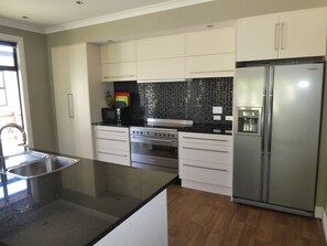 Rumah, 4 kamar tidur | Dapur pribadi | Lemari es besar, microwave (berdasarkan permintaan), oven, dan kompor