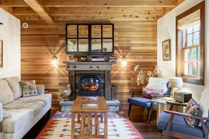 Smart-TV, bøker og stereoanlegg