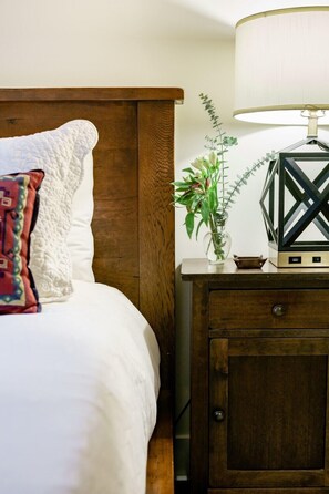 1 bedroom, desk, iron/ironing board, free WiFi - Earl Carriage House: Upscale & Private Guest House (Seattle)