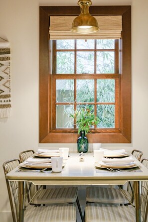 Dining - Earl Carriage House: Upscale & Private Guest House (Seattle)