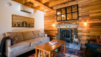 Una Smart TV, libros, un reproductor estéreo