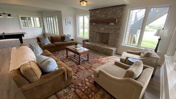 Een televisie, een open haard, een dvd-speler en een tafeltennistafel