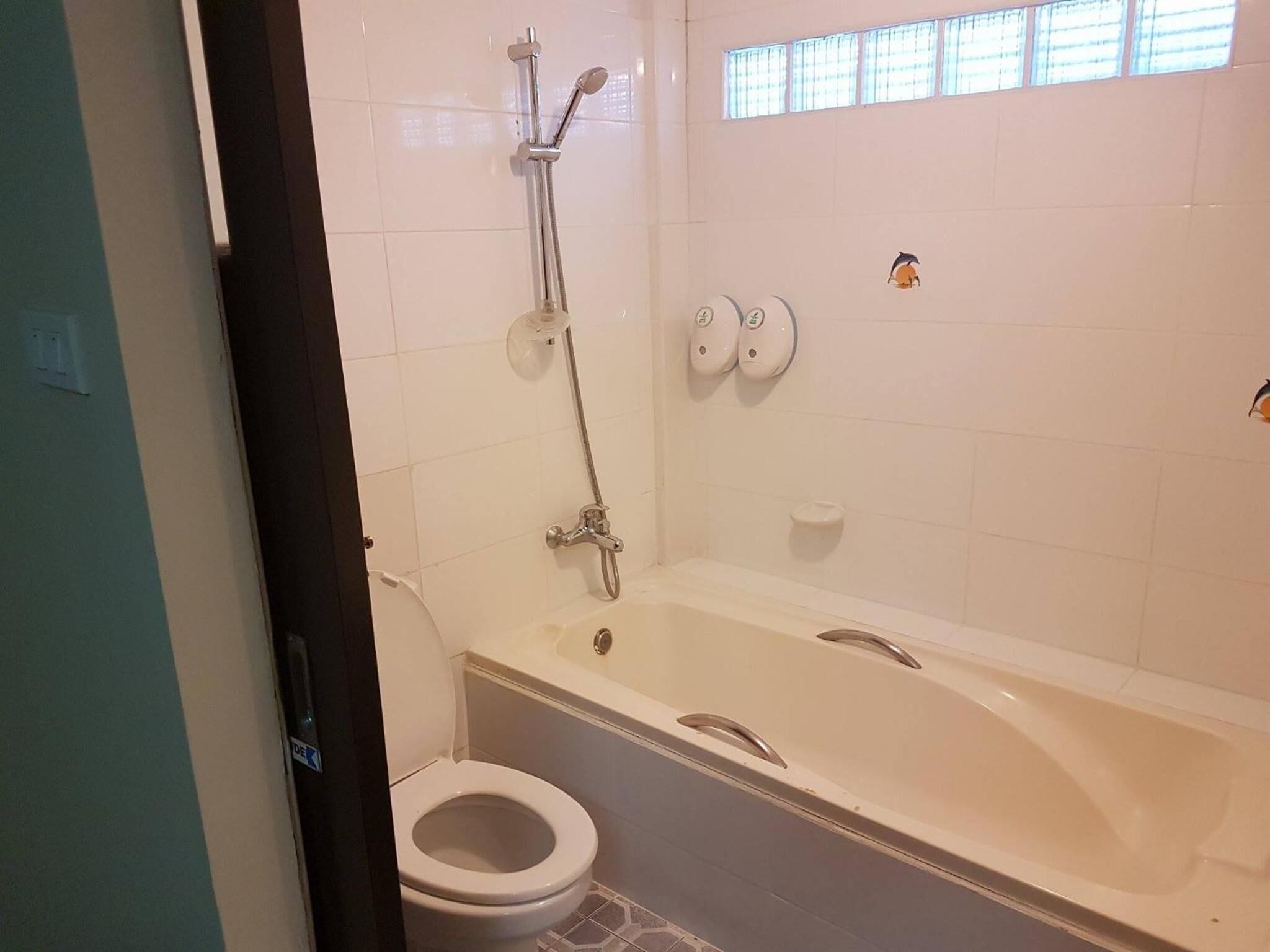 Combined shower/bathtub, free toiletries, towels