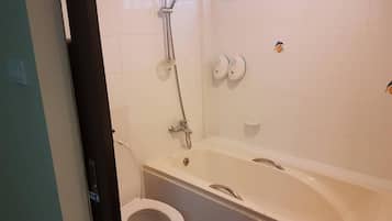 Combined shower/bathtub, free toiletries, towels