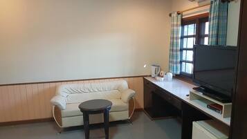 Habitación superior con 2 camas individuales | Área de sala de estar | Televisión de 32 pulgadas con canales por cable