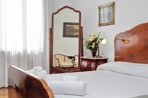 5 Schlafzimmer, Schreibtisch, Bügeleisen/Bügelbrett, Reisekinderbett