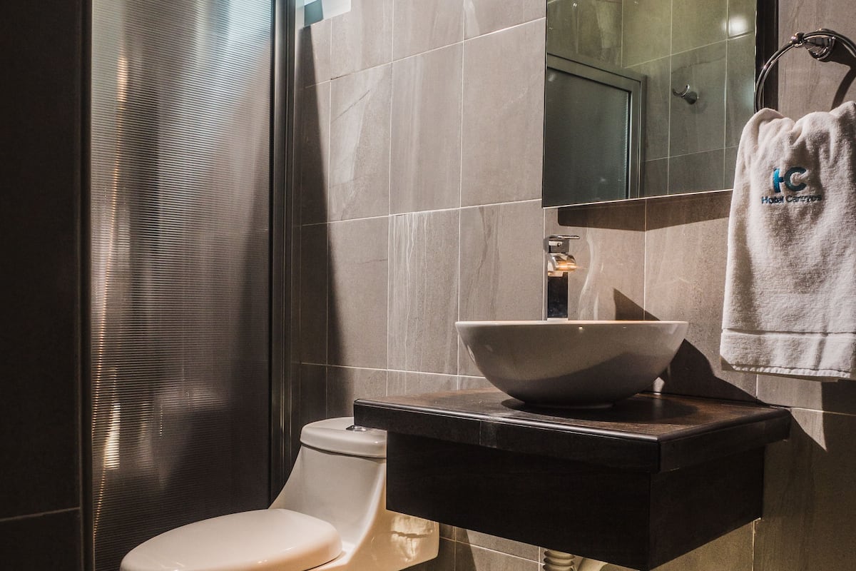 single room, 1 king bed | bathroom | deep-soaking bathtub, free toiletries, hair dryer, towels