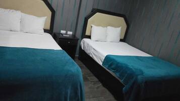 Habitación doble | Caja de seguridad en la habitación y escritorio